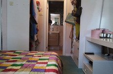 Роскошная квартира с уютной спальней, встроенными шкафами и современной ванной комнатой, идеально подходящая для комфортной жизни и инвестирования в недвижимость.