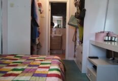 Роскошная квартира с уютной спальней, встроенными шкафами и современной ванной комнатой, идеально подходящая для комфортной жизни и инвестирования в недвижимость.