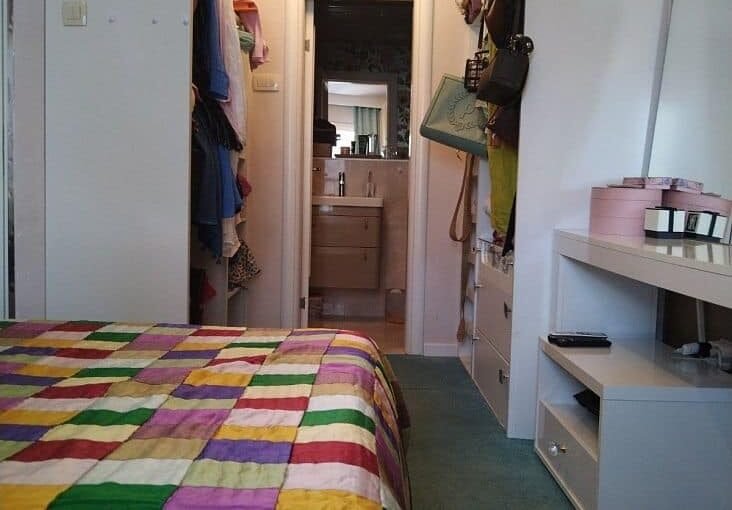 Роскошная квартира с уютной спальней, встроенными шкафами и современной ванной комнатой, идеально подходящая для комфортной жизни и инвестирования в недвижимость.