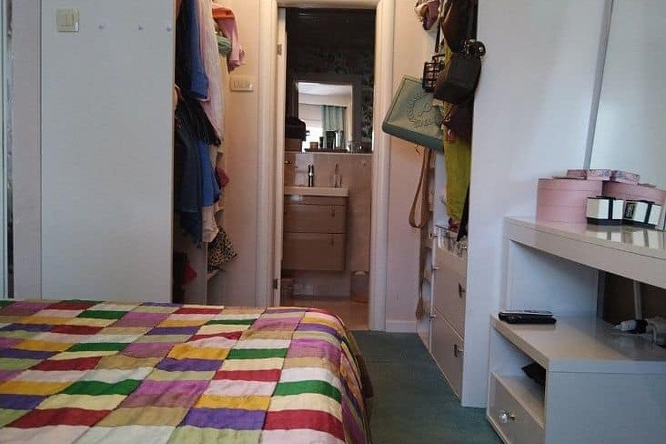 Роскошная квартира с уютной спальней, встроенными шкафами и современной ванной комнатой, идеально подходящая для комфортной жизни и инвестирования в недвижимость.