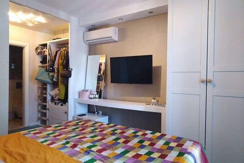 Стильная спальня с телевизором и шкафом, современный дизайн, комфортабельная обстановка, уютное место для отдыха.