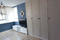 Современная квартира с вместительными шкафами и уютной зоной отдыха в светлом стиле.