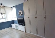 Современная квартира с вместительными шкафами и уютной зоной отдыха в светлом стиле.