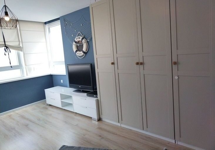 Современная квартира с вместительными шкафами и уютной зоной отдыха в светлом стиле.