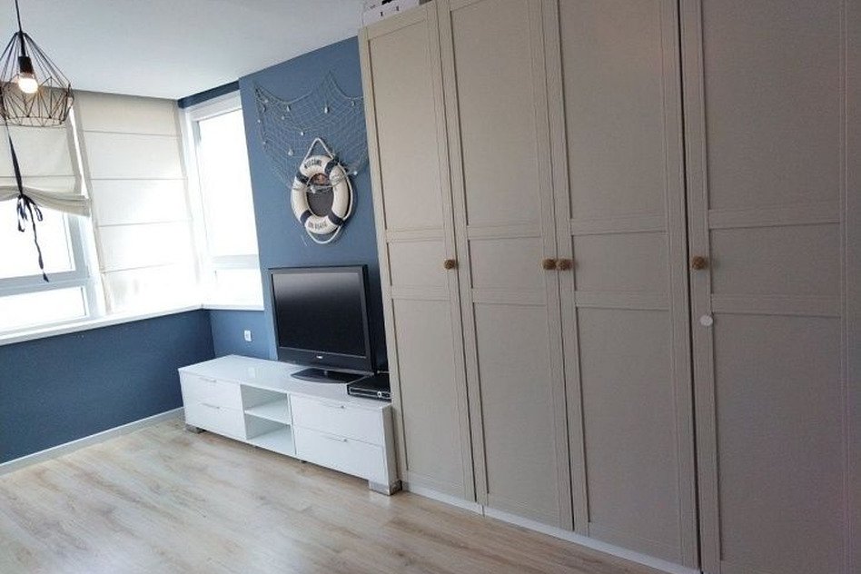 Современная квартира с вместительными шкафами и уютной зоной отдыха в светлом стиле.