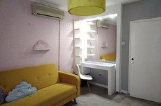 уютная квартира с ярким дизайном и современной мебелью, апартаменты Eurodomestate для комфортного отдыха и проживания, уютный интерьер, идеально подходит для аренды или покупки в турецком регионе.