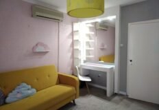 уютная квартира с ярким дизайном и современной мебелью, апартаменты Eurodomestate для комфортного отдыха и проживания, уютный интерьер, идеально подходит для аренды или покупки в турецком регионе.