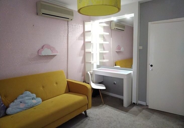 уютная квартира с ярким дизайном и современной мебелью, апартаменты Eurodomestate для комфортного отдыха и проживания, уютный интерьер, идеально подходит для аренды или покупки в турецком регионе.