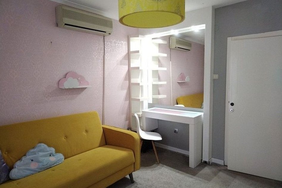 уютная квартира с ярким дизайном и современной мебелью, апартаменты Eurodomestate для комфортного отдыха и проживания, уютный интерьер, идеально подходит для аренды или покупки в турецком регионе.