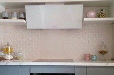 Общая кухня с современной техникой и декоративными элементами, идеально подходящая для уютного домашнего интерьера.