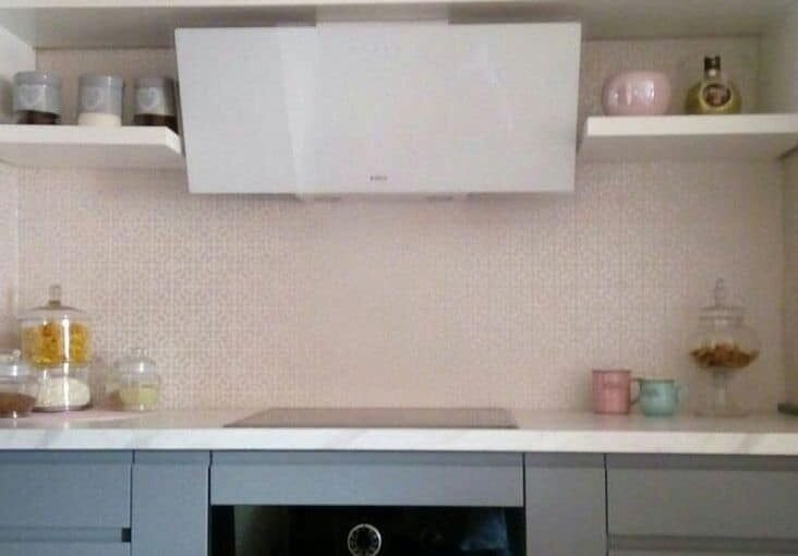 Общая кухня с современной техникой и декоративными элементами, идеально подходящая для уютного домашнего интерьера.