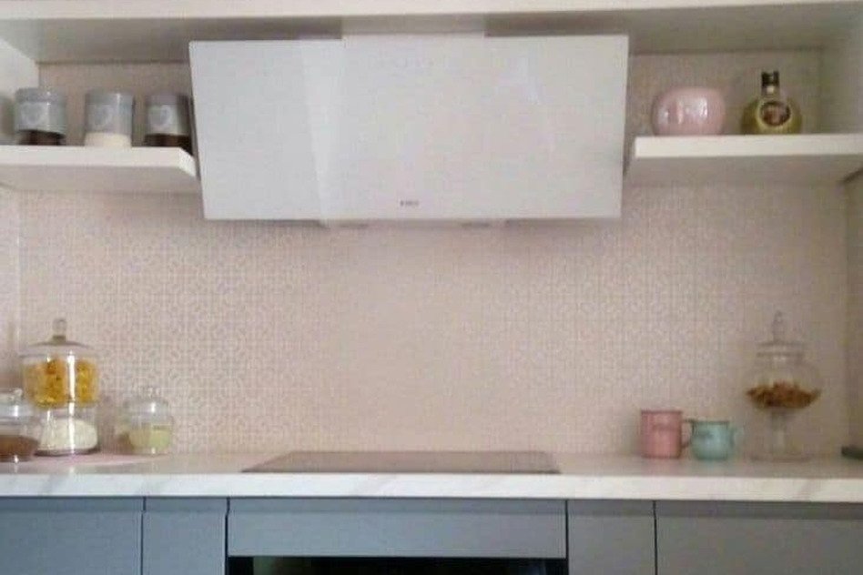 Общая кухня с современной техникой и декоративными элементами, идеально подходящая для уютного домашнего интерьера.